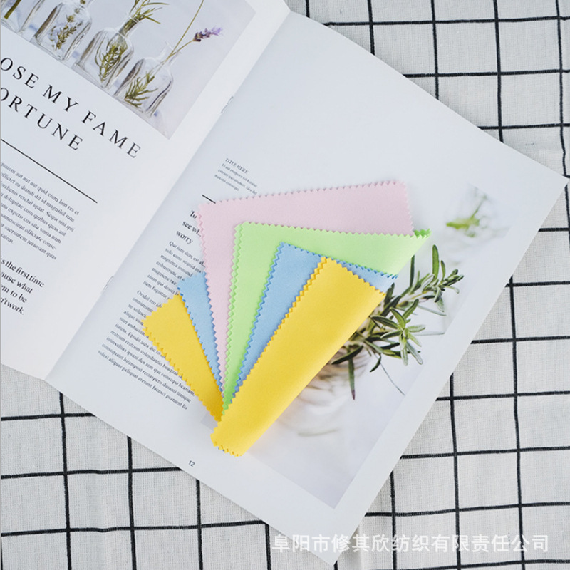 現物は携帯電話のジュエリーを提供しています。