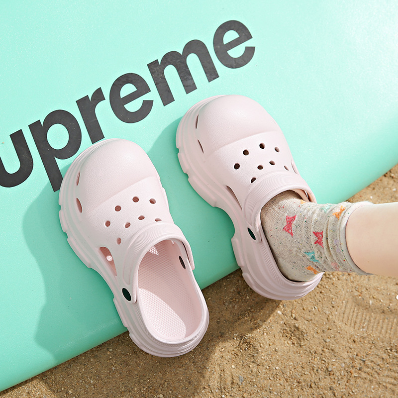 Tendencia de verano estilo caliente cabeza grande zapatos con agujeros de suela gruesa pareja antideslizante, resistente al desgaste, suela suave, sentido de la caca, zapatillas Baotou de moda