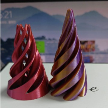 빨간색, 금색, 보라색 색상의 둥근 크리스마스 트리