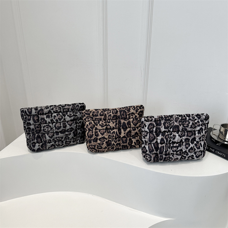 Bolso de mano de mujer 2025 primavera nuevo bolso de mano de moda europea y americana estampado de leopardo simple bolso de mano bordado sobre de hilo de cuadrícula