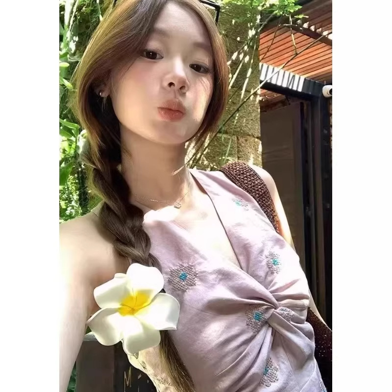 2026 Summer V-Neck Twisted Embroidered Sleeveless Pure Sweet French Style Twisted Halter Top with Waist Cinching and Halter Neck Design 2026 Summer V-Neck Twisted Embroidered Sleeveless Pure Sweet French Style Twisted Halter Top with Waist Cinching and Halter Neck Design