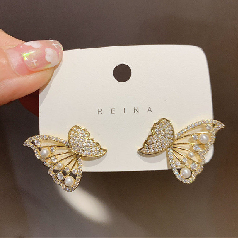 Pendientes De Tuerca De Aleación De Diamantes De Imitación De Mariposa Hueca De Moda Al Por Mayor display picture 1