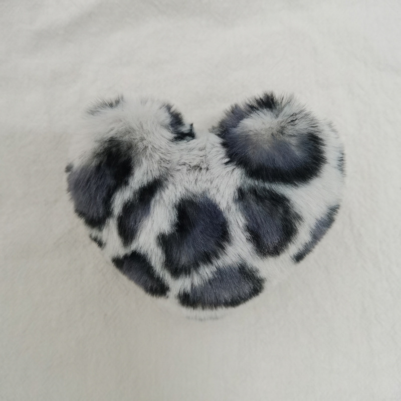 メーカーの現物のぬいぐるみのハート型のキーホルダーの部品8*9cmの毛玉