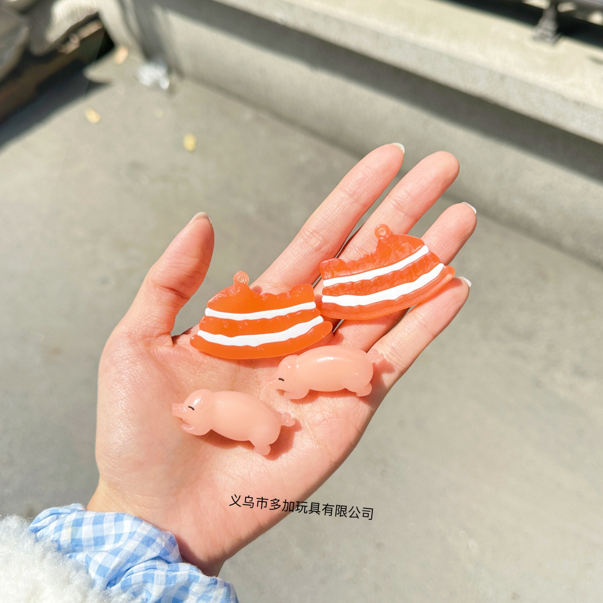 B Colgante de la familia de productos horneados que cambian de color Xiaohongshu con el mismo estilo, la irradiación ultravioleta se vuelve roja, colgante que cambia de color de coche de juguete