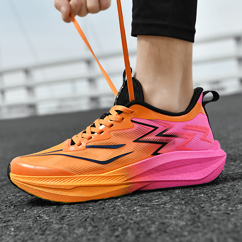 2025 nuevas zapatillas para correr de carreras transpirables con superficie de malla de tejido volador para hombres y mujeres, zapatillas de deporte casuales antideslizantes resistentes al desgaste y resistentes a los golpes