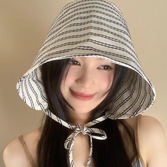 大きなつばのストライプの漁師の帽子の女性の夏の薄いモデルの大衆は顔の小さいバケツの帽子の日よけの帽子の日焼け止めの帽子を見せます。
