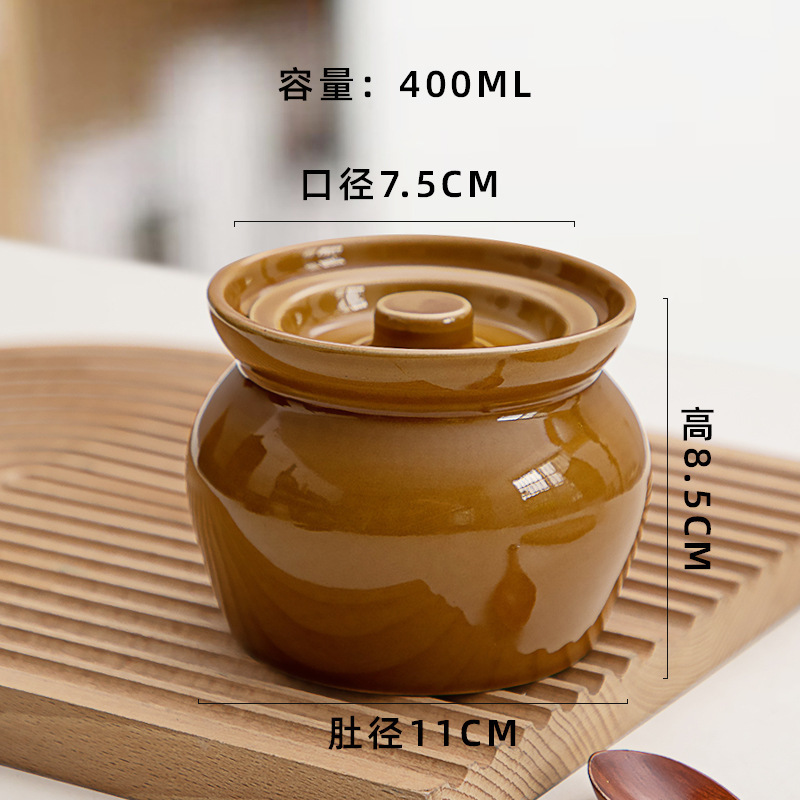 陶磁器の煮物の杯の瓦の缶は水を隔てて一人で蒸し卵の缶を食べます。|undefined