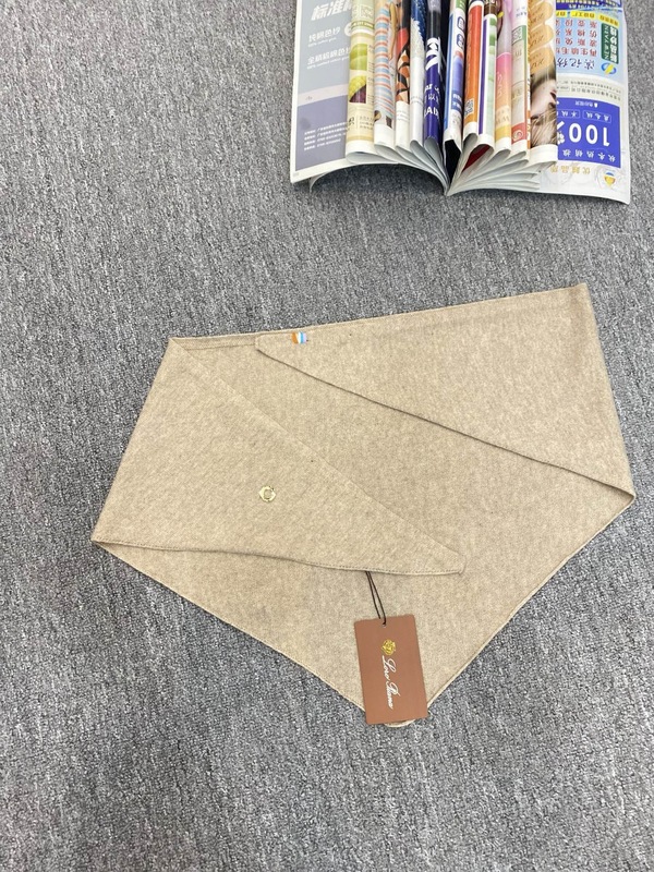 LP 2025秋冬羊毛单品 时尚百搭设计感护颈保暖针织披肩三角围巾|undefined