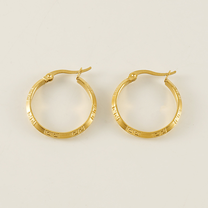 Cruz-frontera europea y americana ins estilo de titanio de acero círculo hebilla pendientes de acero inoxidable 18K Luz de lujo todo partido pendientes geométricos para las mujeres