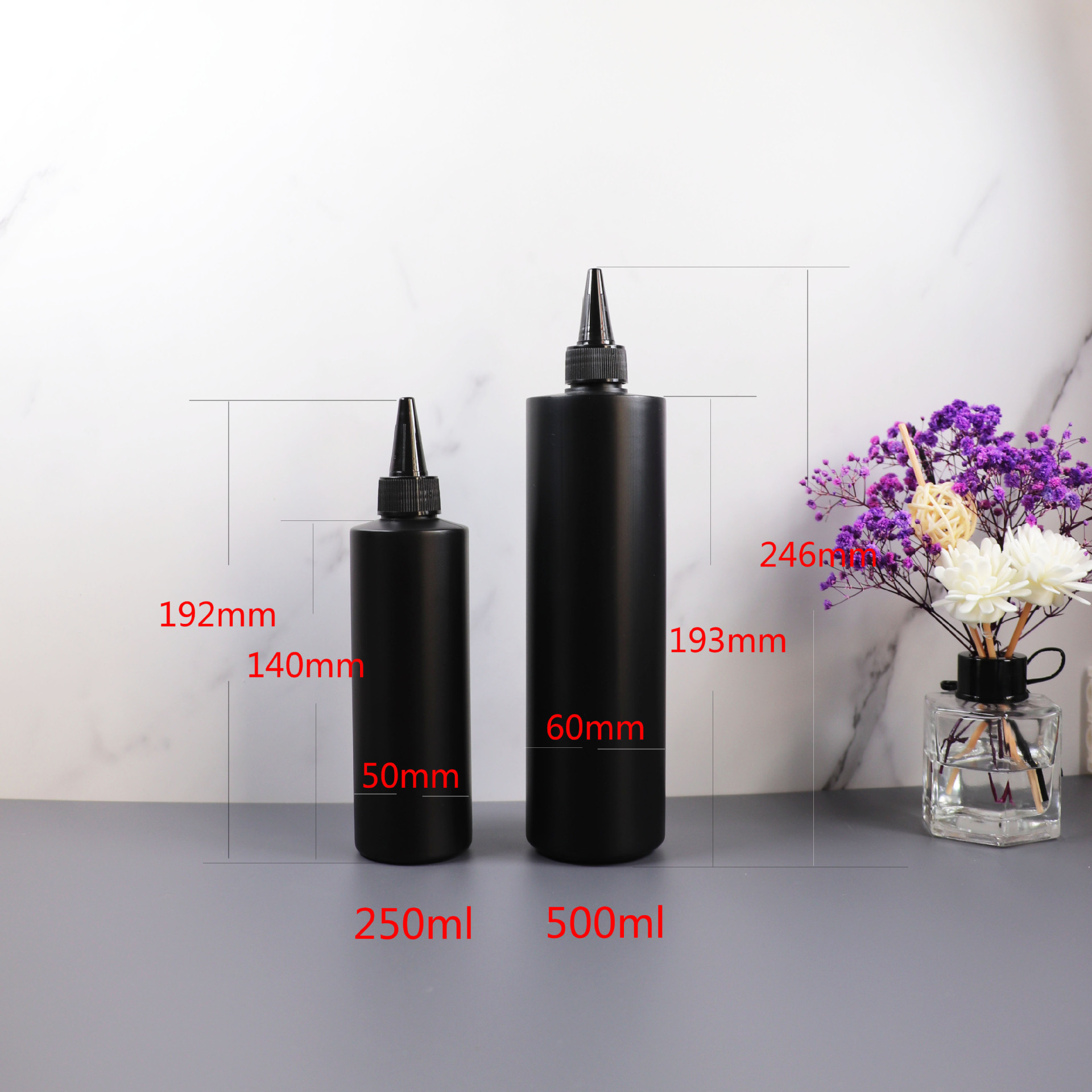 シリーズの黒い尖った瓶のふたを押して、一リットルのプラスチックの瓶を押します。