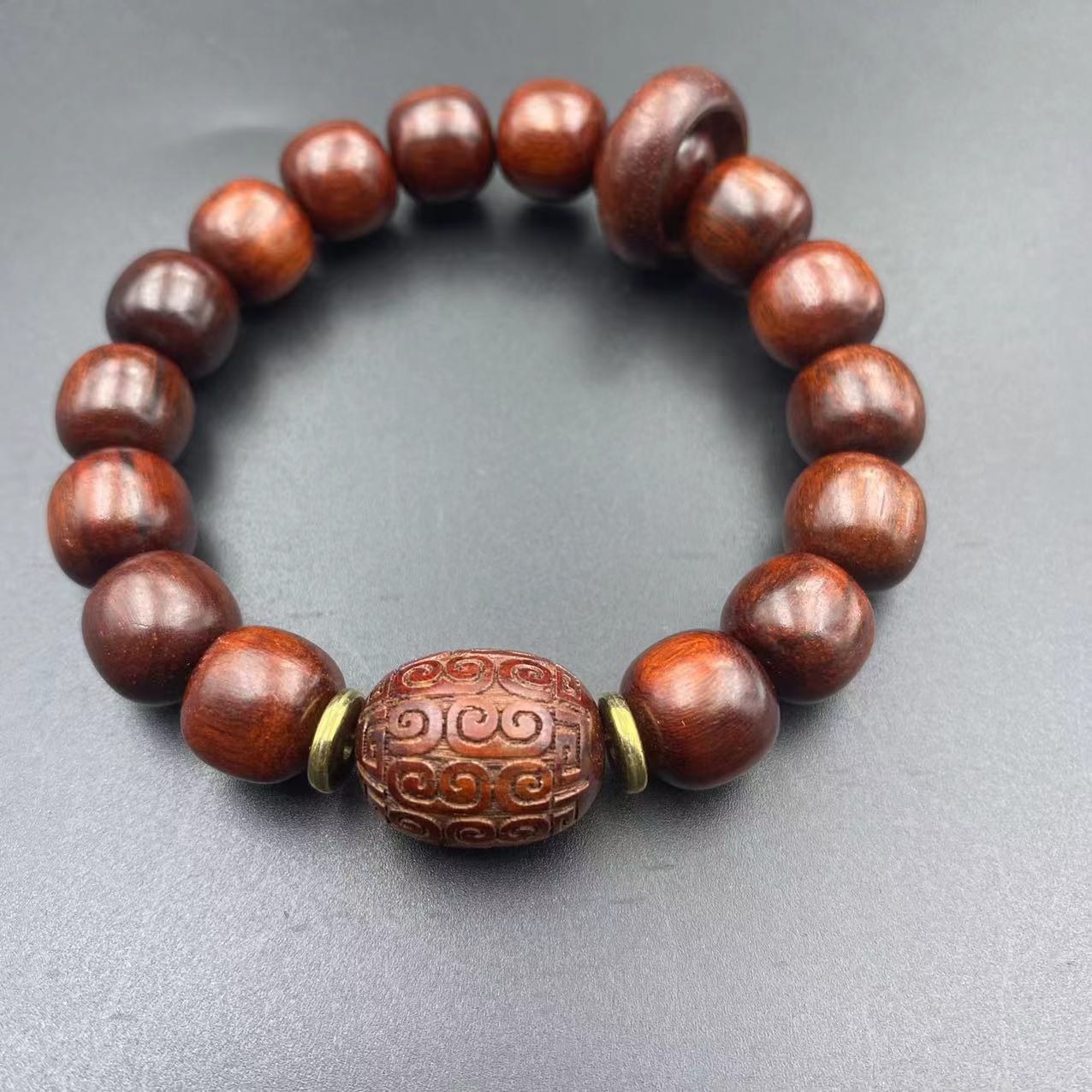 Fabricantes de brazaletes de sándalo rojo de hoja pequeña venden al por mayor regalos promocionales de pulseras antiguas para hombres y mujeres, productos de bienestar en vivo