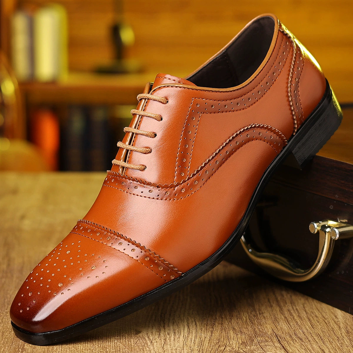 Трансграничная Специально для больших размеров 2024 новая кожаная обувь Bullock Color Color Color дикие британские бизнес-обувь для мужчин