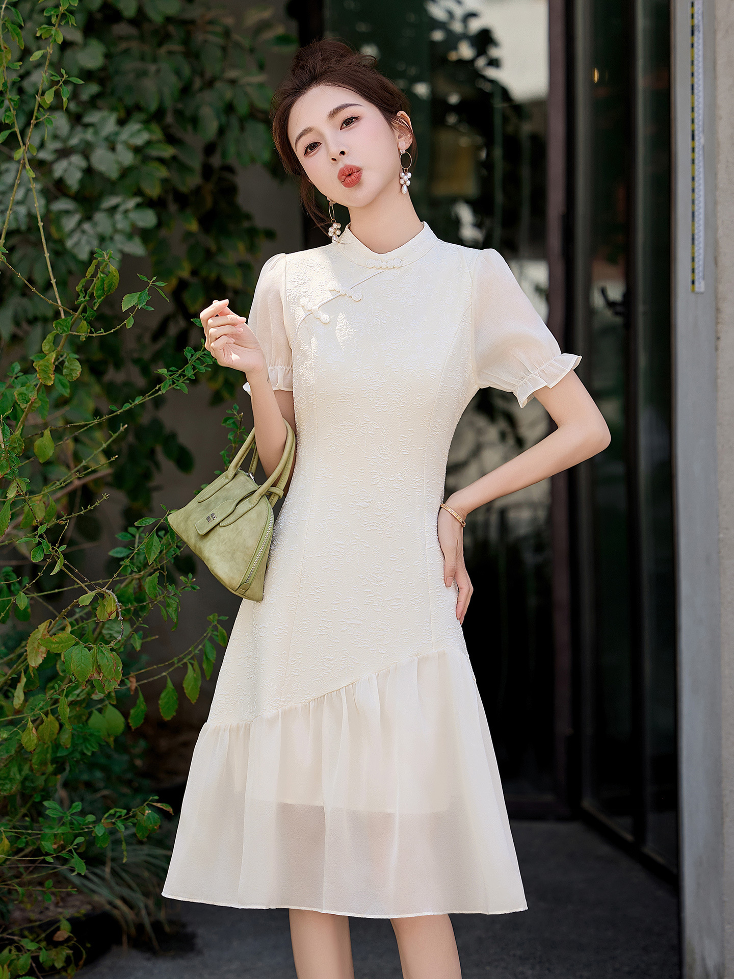 Đầm suông midi tân cổ điển tay ngắn cổ đức, thắt eo nhẹ, phong cách Trung Hoa hiện đại — màu trắng ngà