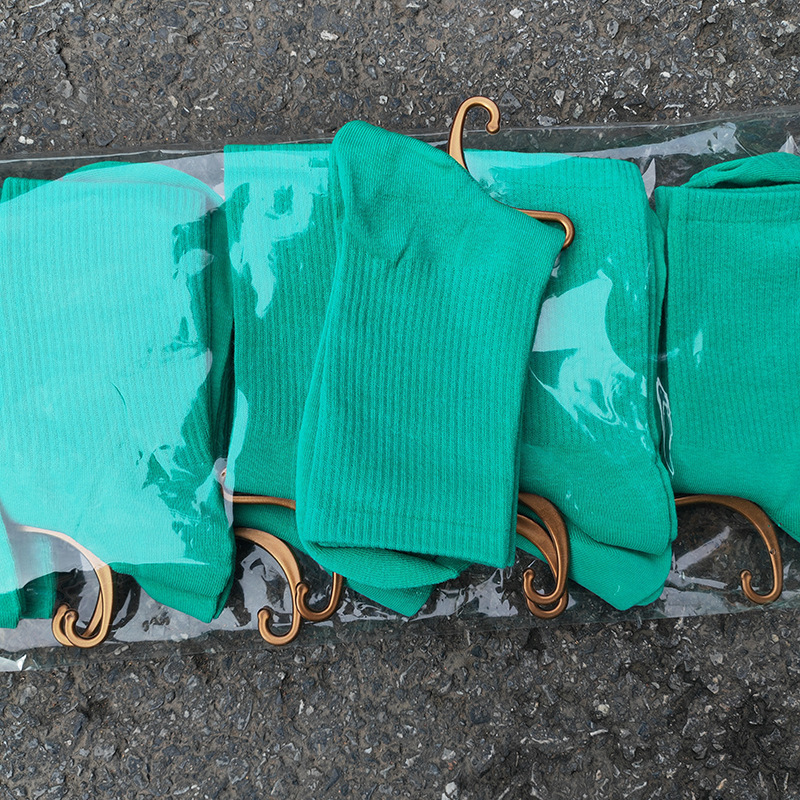 Calcetines de mujer para primavera y otoño, calcetines de algodón de color liso, versátiles y a la moda, calcetines holgados, calcetines de longitud media, calcetines deportivos que absorben el sudor, venta al por mayor.