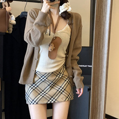 ニットのカーディガンの婦人服の秋の長袖のデザイン感のあるセーターのコート