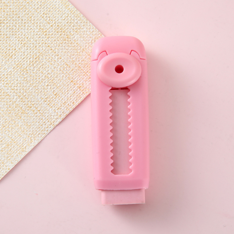 押し引き式の小学生の消しゴムは芯を取り替えることができます。|undefined