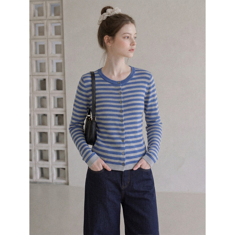 Blue and gray striped, round-neck, long-sleeved knitted cardigan T-shirt for women, 2026 autumn new collection, slim-fit, figure-flattering outerwear Blue and gray striped, round-neck, long-sleeved knitted cardigan T-shirt for women, 2026 autumn new collection, slim-fit, figure-flattering outerwear