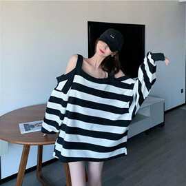 300斤大码胖mm早秋新款宽松显瘦慵懒风条纹卫衣女露肩上衣ins潮