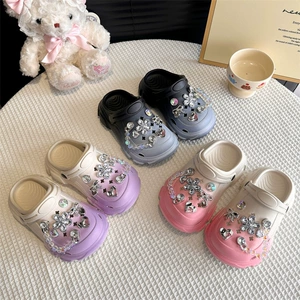 Летние тапочки в стиле Crocs со стразами на платформе, нескользящие мюли, лето 2025 года, градиент, семейный стиль, увеличивают рост, подходят для носки на улице