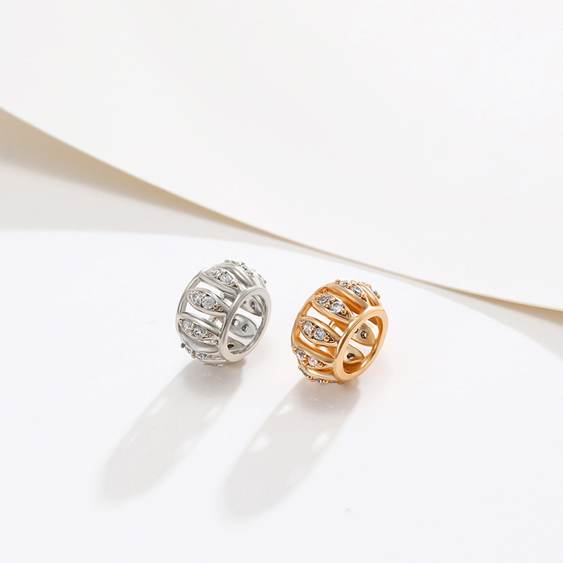 Xupe joyería de aleación con incrustaciones de circonio hueco redondo colgante femenino europeo y americano de moda de lujo nicho temperamento exquisito colgante