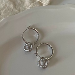 秋冬フランス式の小衆拉糸ツバキの花のイヤリングの小衆のデザインの2つの耳の輪のシンプルな通勤高級感の耳飾り