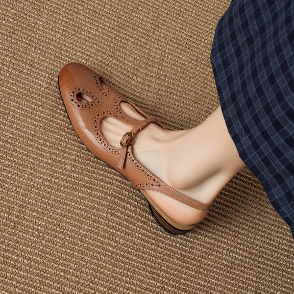 Sandal nữ quai ngang mũi kín da bò cổ điển gót thấp — màu nâu