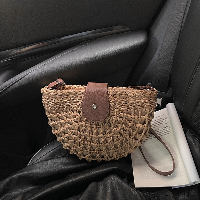 Bolsa de paja retrógrada semicircular agujerada 2026 nueva bolsa de tramo inclinada tejida a mano, bolsa de moda diaria casual de mujer.