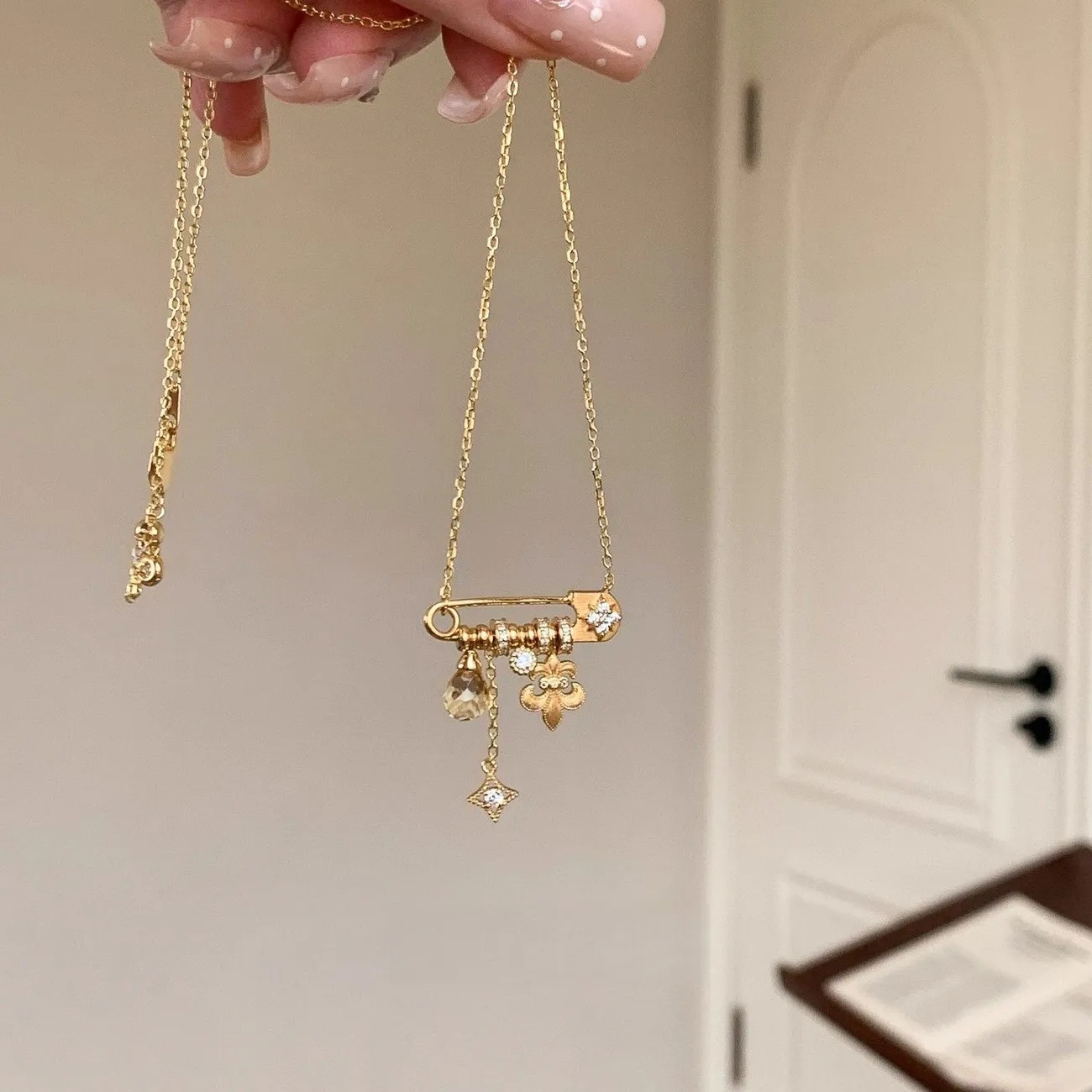 2025 New Vintage Brushed Iris Starburst Brooch Necklace for Women, Light Luxury High-End Collarbone Chain, Popular on Xiaohongshu