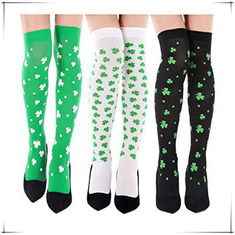 Stock irlandés medias de trébol negro verde de cuatro hojas sobre rodillas calcetines de San Patricio