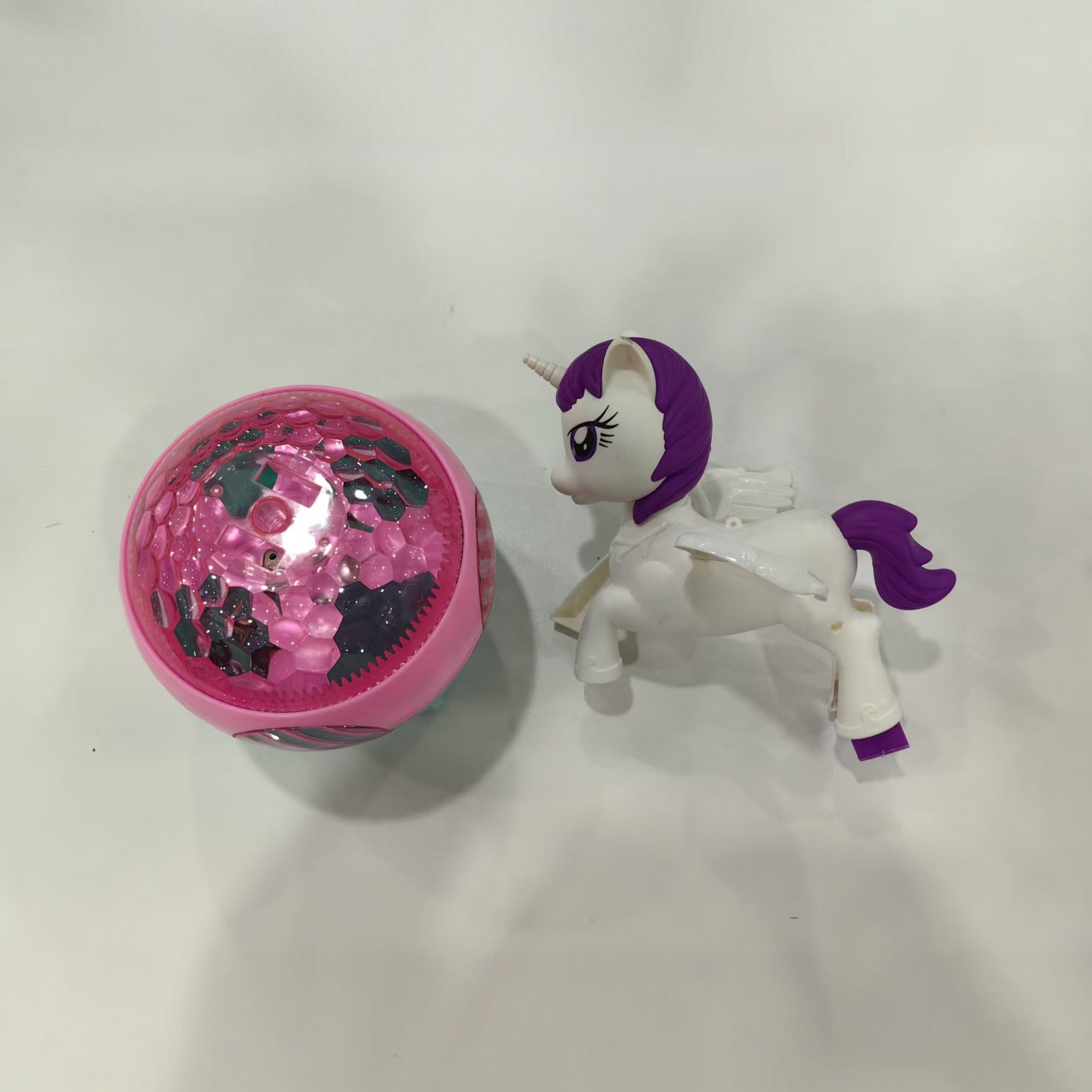 Cartoon transfronterizo eléctrica universal danza iluminación escenario juguete unicornio se moverá girar juguetes de Navidad para niños