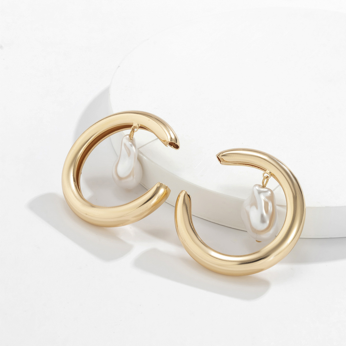 Temperament Baroque Shaped Imitation Pearl C-shaped Earrings Simple Geometric Ring Metal Earrings display picture 8