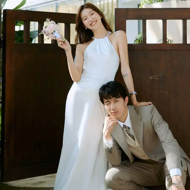 法式挂脖轻婚纱缎面高级感订婚领证简单晚礼服森系户外旅拍出门纱