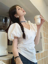 小众褶皱V领泡泡袖T恤女夏季2025新款设计感收腰显瘦减龄百搭上衣