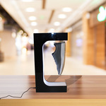 Выставка торговый центр обувь творческий дисплей пояс свет автоматическая вращение обувная полка шоу магнитный подвеска продукт дисплей