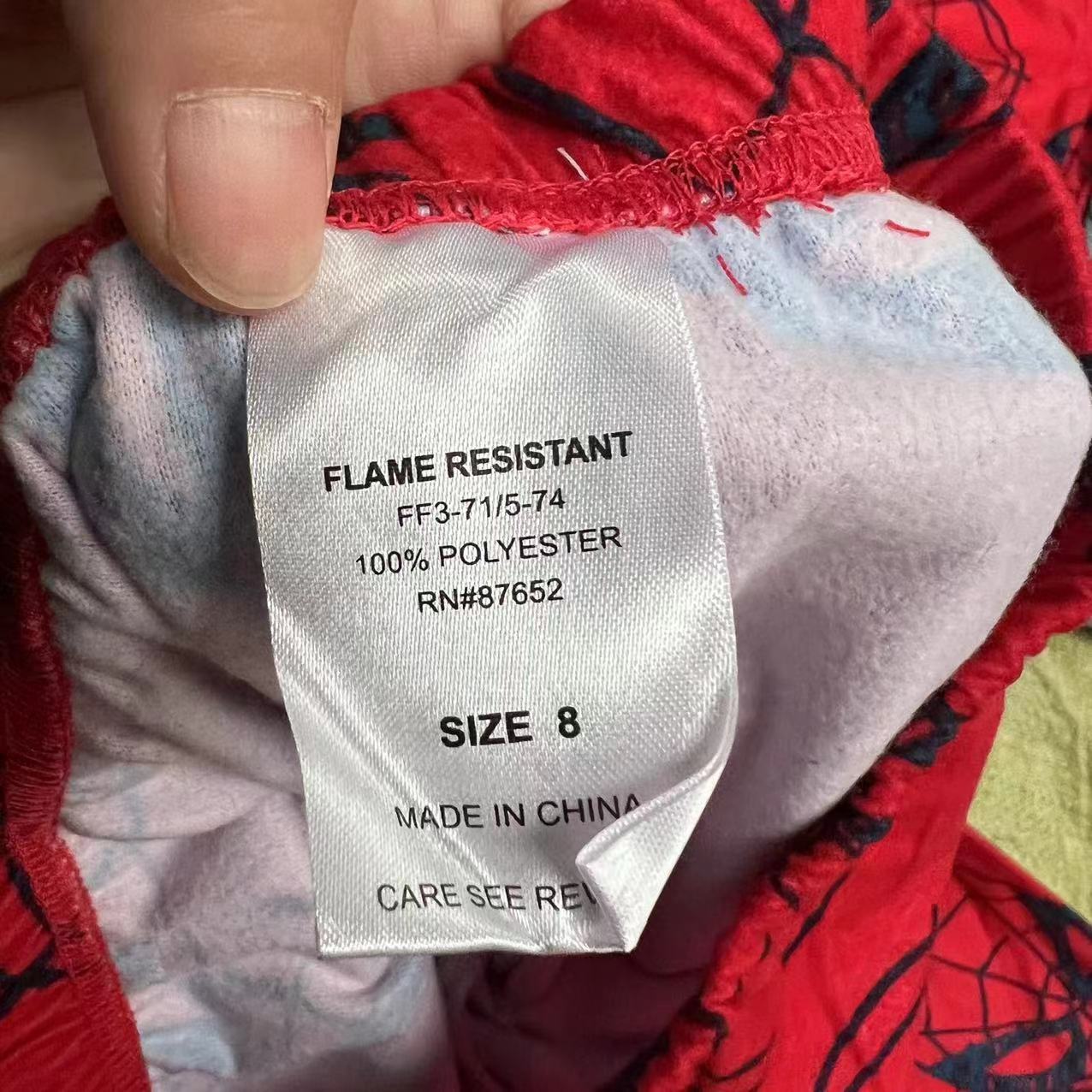 Europa y América de una sola cola de un solo medio y grandes niños desgaste del hogar de los hombres de la hebilla delantera pantalones de manga larga de 2 piezas conjunto de caballería Mao traje