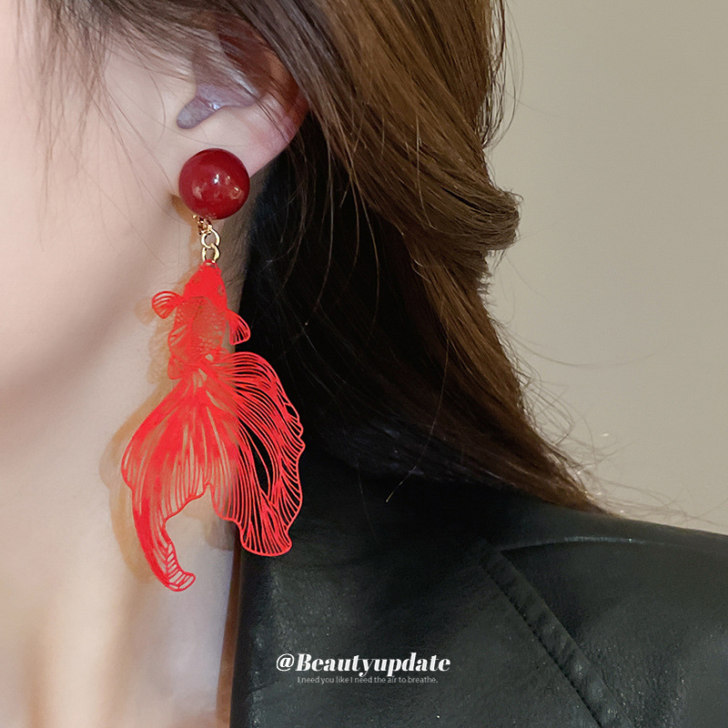 Bola redonda retro clip de oreja de pez dorado hueco sin agujeros Pendientes de diseño de nicho de alta gama Pendientes de todo fósforo de temperamento de lujo ligero mujeres