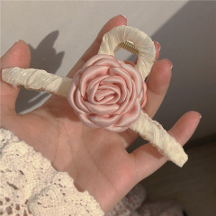 ピンクのツバキの花クリップ ~ 超仙の髪は甘い少女の布芸のバラの髪をつかんでサメの魚を挟んで春の髪を飾ります。