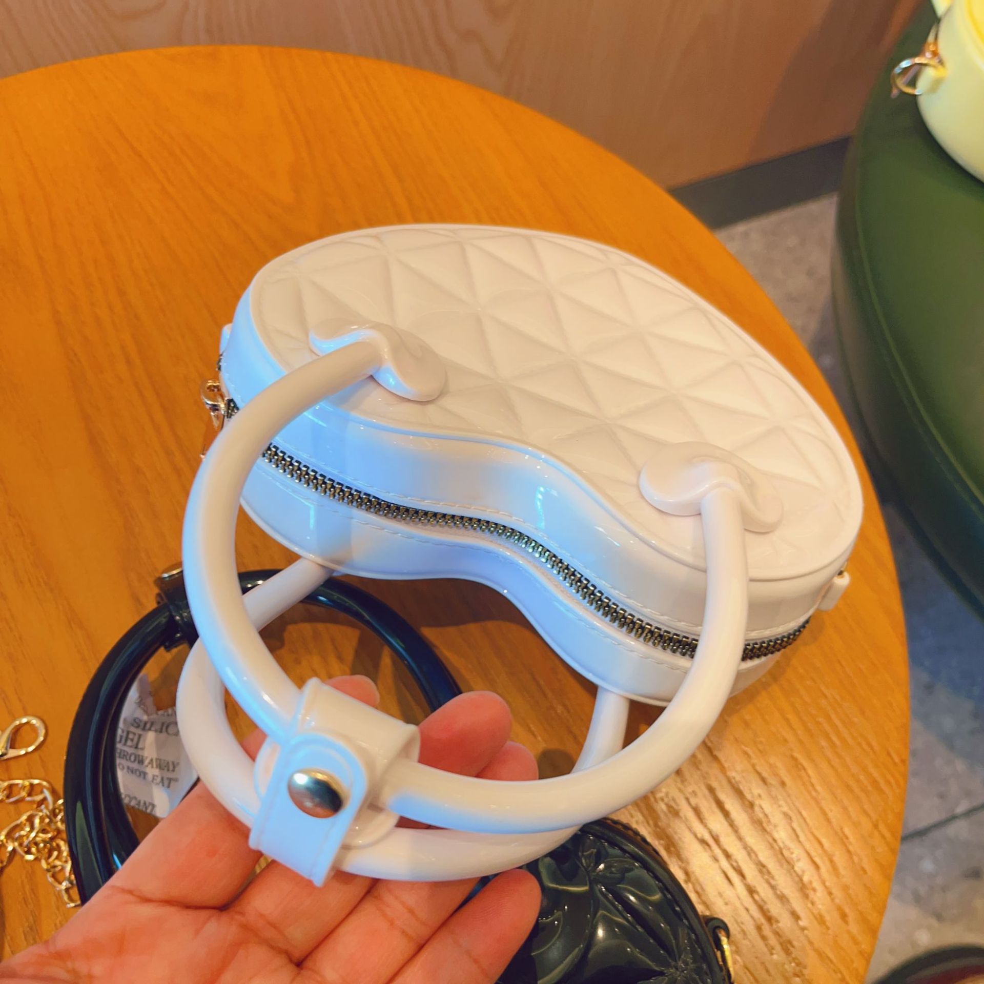 New PVC jelly bag for early spring 2025, heart-shaped hand-held small bag, diamond-shaped single-shoulder crossbody ladies' bag, sweet small bag undefined