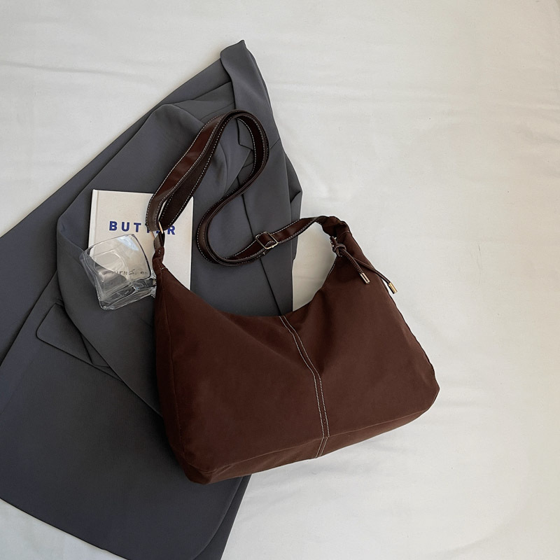 Suelo suave de gamuz de cautiverio 2024 nuevo color sólido de invierno gran capacidad simple de moda bolso de hombro bajo la axila