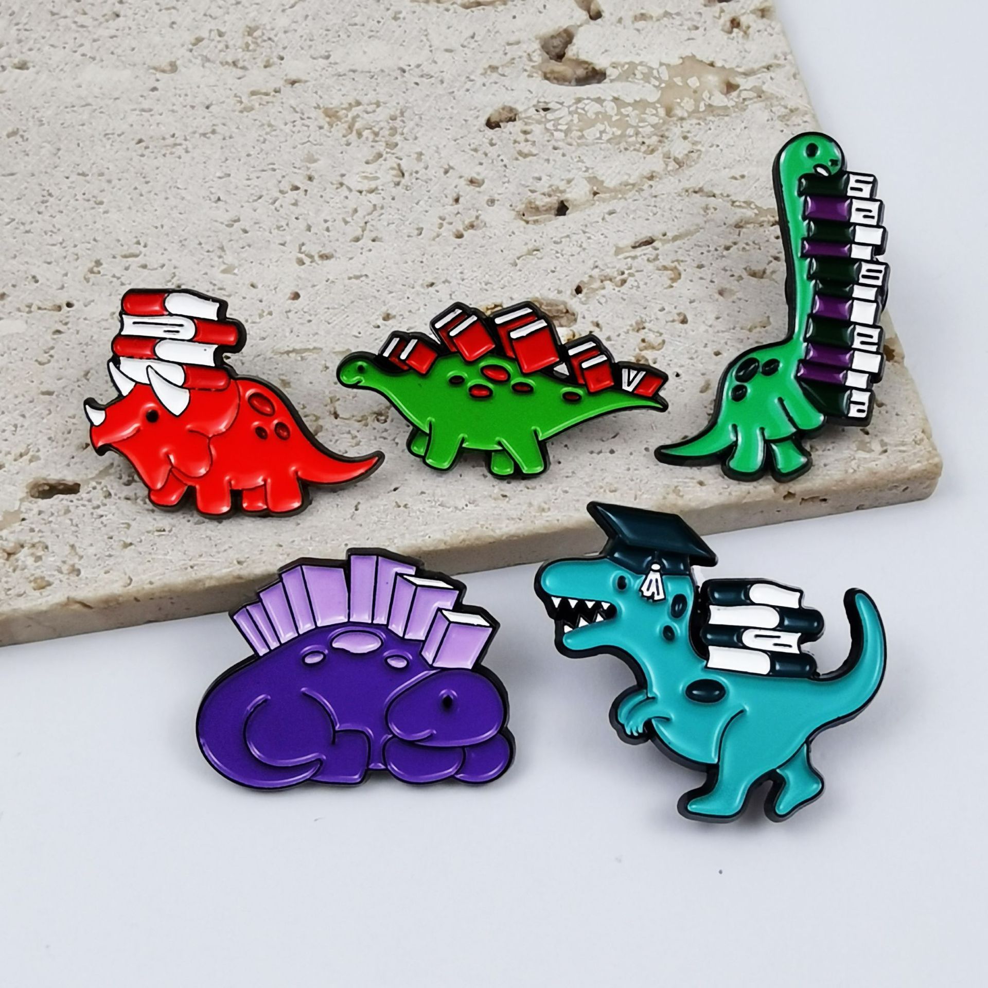 Insignia de broche de aceite de gota de aleación de dibujos animados, joyería europea y americana transfronteriza, lindo dinosaurio, aprendizaje, accesorios de libro, broche en stock