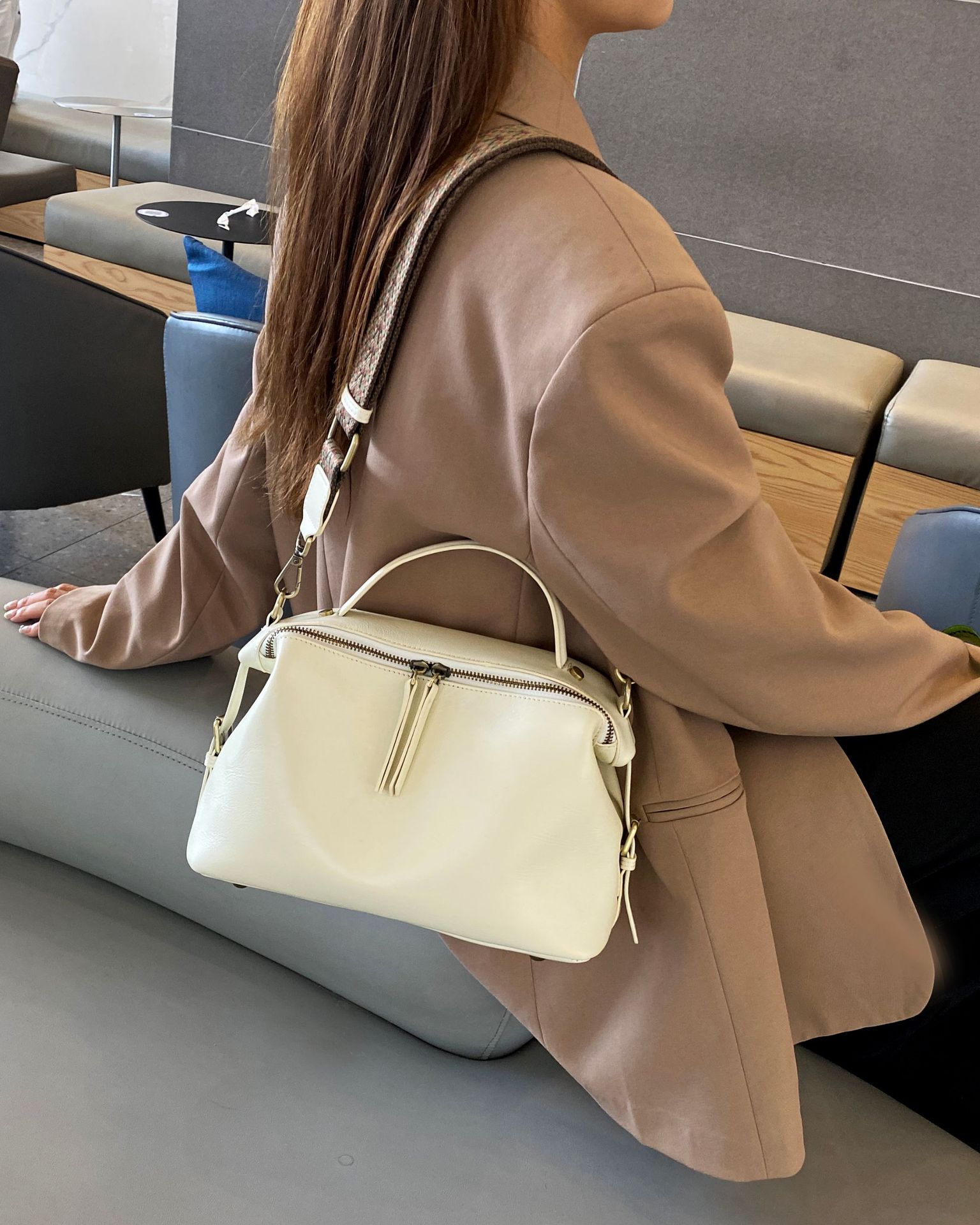 Plant tanned top layer cowhide, niche and versatile single shoulder crossbody minimalist women's zippered dumpling bag,_voghion.com