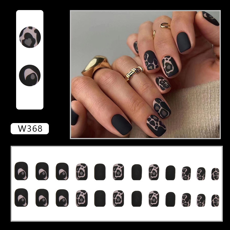 Mattierte Textur, süßes cooles, würziges Mädchen, weiße und schwarze künstliche Nägel im Leopardenmuster, kurze Nägel im Instagram-Stil, fertig_voghion.com