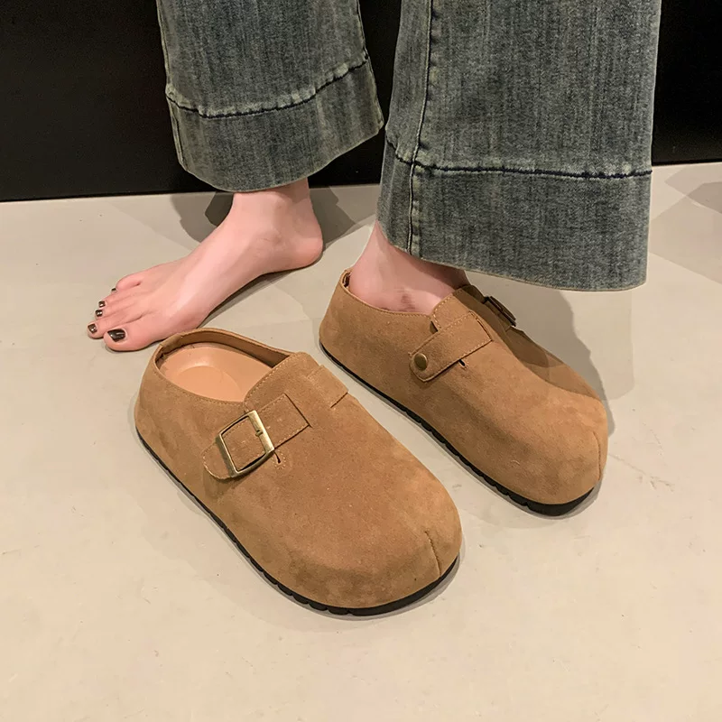 Matte slippers, footwear platform for leisure, trend of season