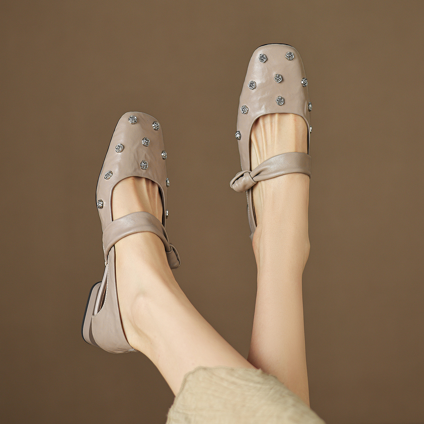 Sandal nữ da cừu đinh tán hoa rỗng mũi tròn kiểu ballet quai ngang đế bệt — đen