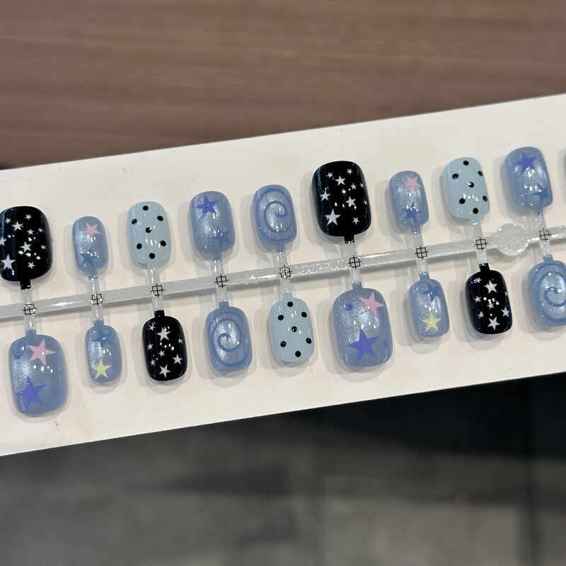Blue spiral polka dot press-on nails, high-end, niche, and trendy Instagram-style nail tips, cat-eye design, 30 pieces, assorted sizes, artificial nails