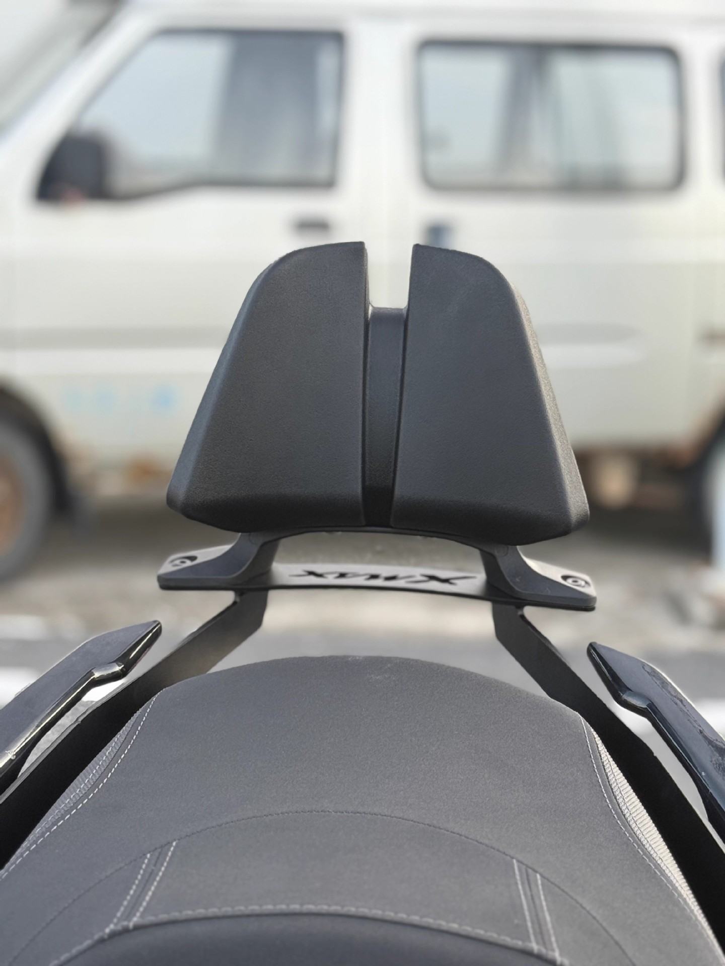 Suitable for 21-25 Xmax300 Rear Backrest, Modified Passenger Rear Lumbar Support, Comfortable and Soft, Retaining the Original Car Armrest