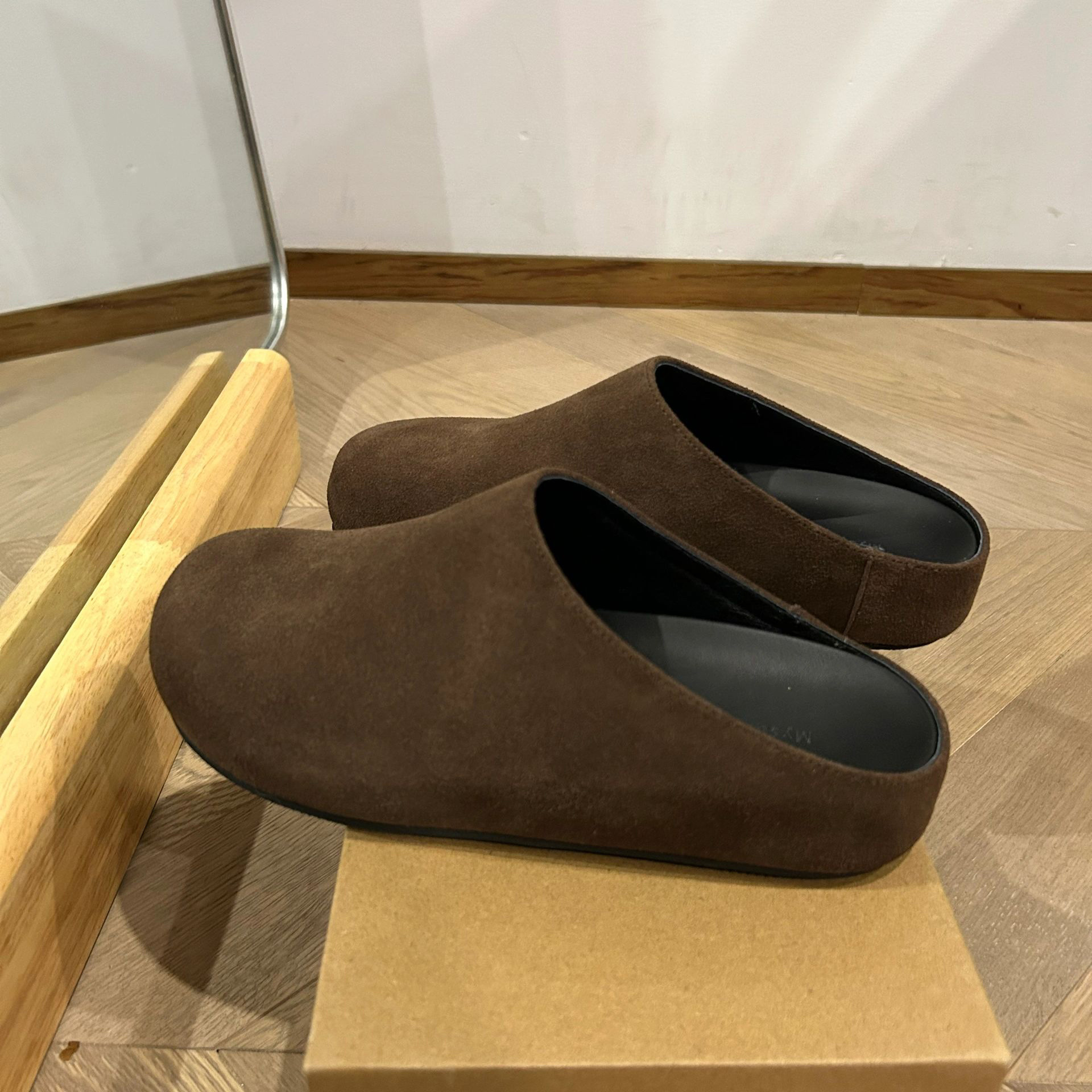 Retro slippers made of sheepskin leather platform