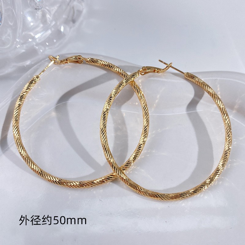 Nuevos desplazamientos de moda con pendientes de círculo grande, ligero y lujoso, temperamento femenino de alta gama, botones para los oídos, Orejeras de círculo vegetariano, agujas para los oídos