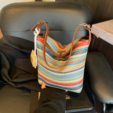 夏季2025新款彩色条纹编织包轻奢斜挎水桶包海边度假沙滩草编包