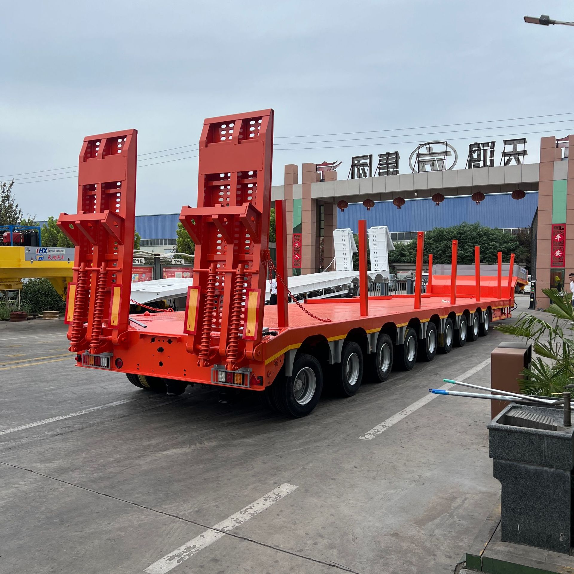 Source Factory Sells Heavy-Duty European-Style 9-Axis Steering Pull-Out Low-Bed Semi-Trailer Trailer Engineering Machinery